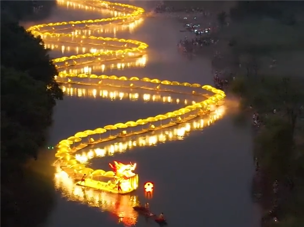端午“龙舟”天花板！广西桂林遇龙河现“巨龙巡游”：无比壮观