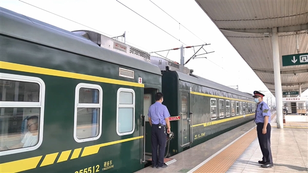 只有4节车厢的绿皮火车：一开就是27年！你见过吗？