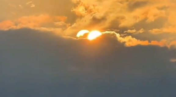 男子拍到“两个太阳”藏在云层中 网友：今年这么热的原因找到了