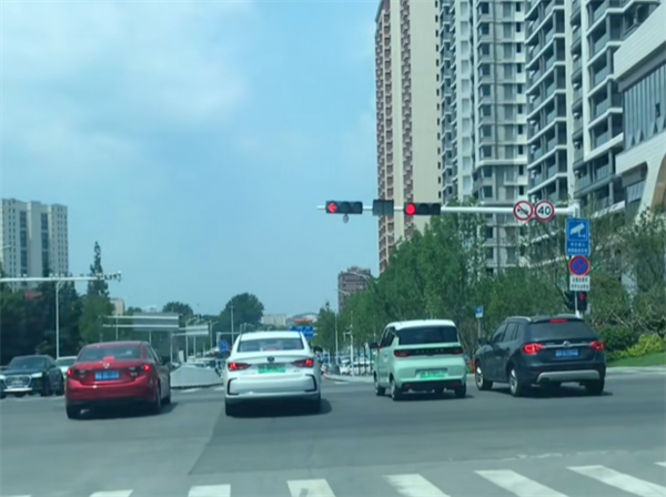四辆车同时误闯红灯并排停路中间 网友：马路四大才子