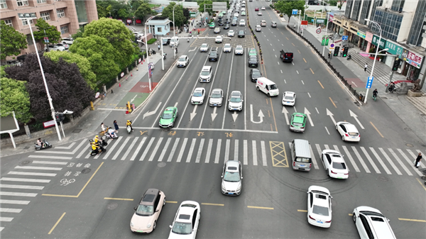 河南郑州第一次尝试多车串联掉头：一次4辆车
