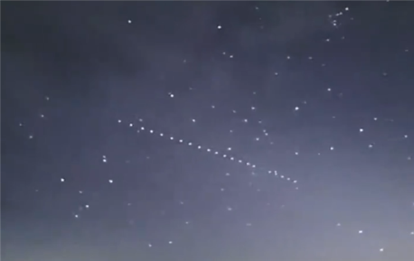贵州梵净山现22颗连线飞行物：马斯克的星链卫星