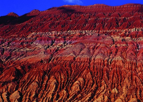 吐鲁番火焰山地表温度超80℃ 网友：鞋底都快烤熟了