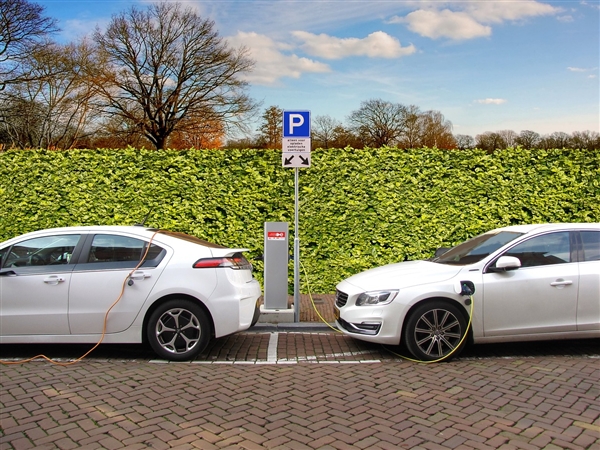 新能源汽车充电桩费用开始上涨 有的涨超30%：多品牌回应 专家释疑