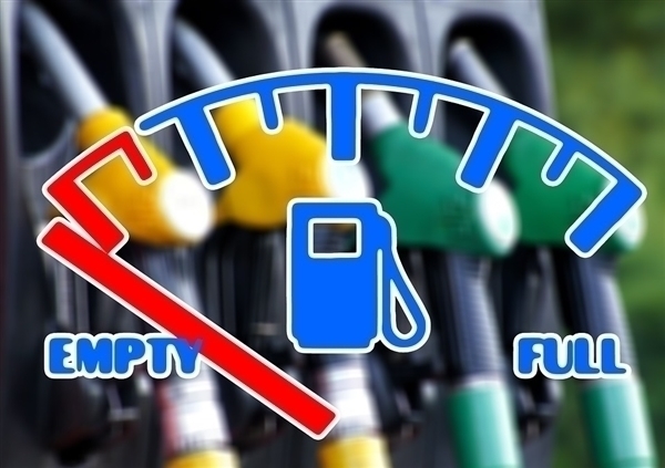 油价三连涨 95号汽油全面进入“8元时代”：我国油价在世界上算贵吗？
