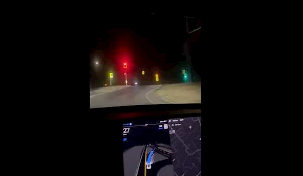 曝光FSD撞路障被解雇后 前员工又搞事：特斯拉自动驾驶会闯红灯