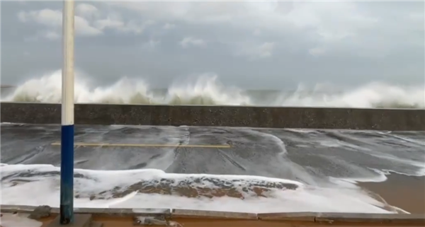 福建海浪打出《西游记》开场既视感：超强台风“杜苏芮”即将登陆