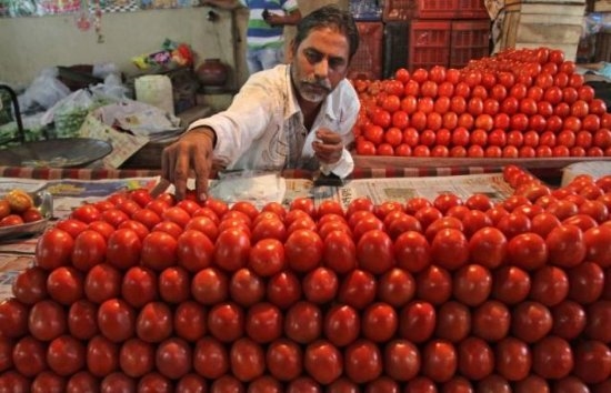 印度番茄价格暴涨6倍：有店老板怕被抢 雇保镖看店