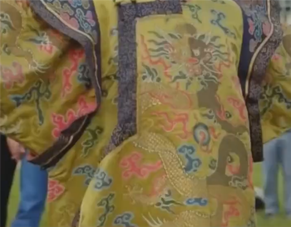 英国鉴宝节目惊现中国龙袍：流失近百年 估价180多万