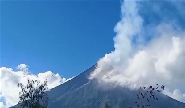 菲律宾一火山24小时内发生258次地震：持续8周喷出岩浆