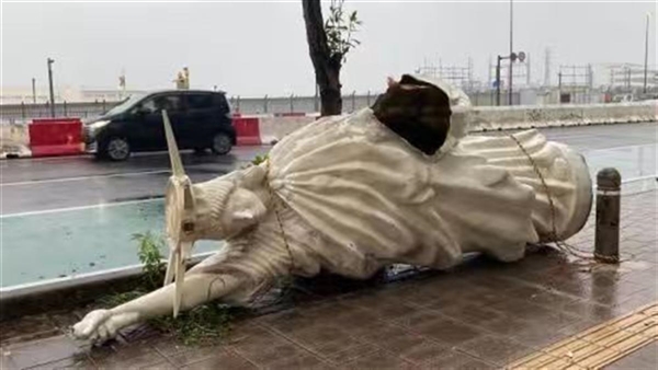 台风卡努吹飞日本自由女神像：连根拔起王冠断裂 场面一片狼藉
